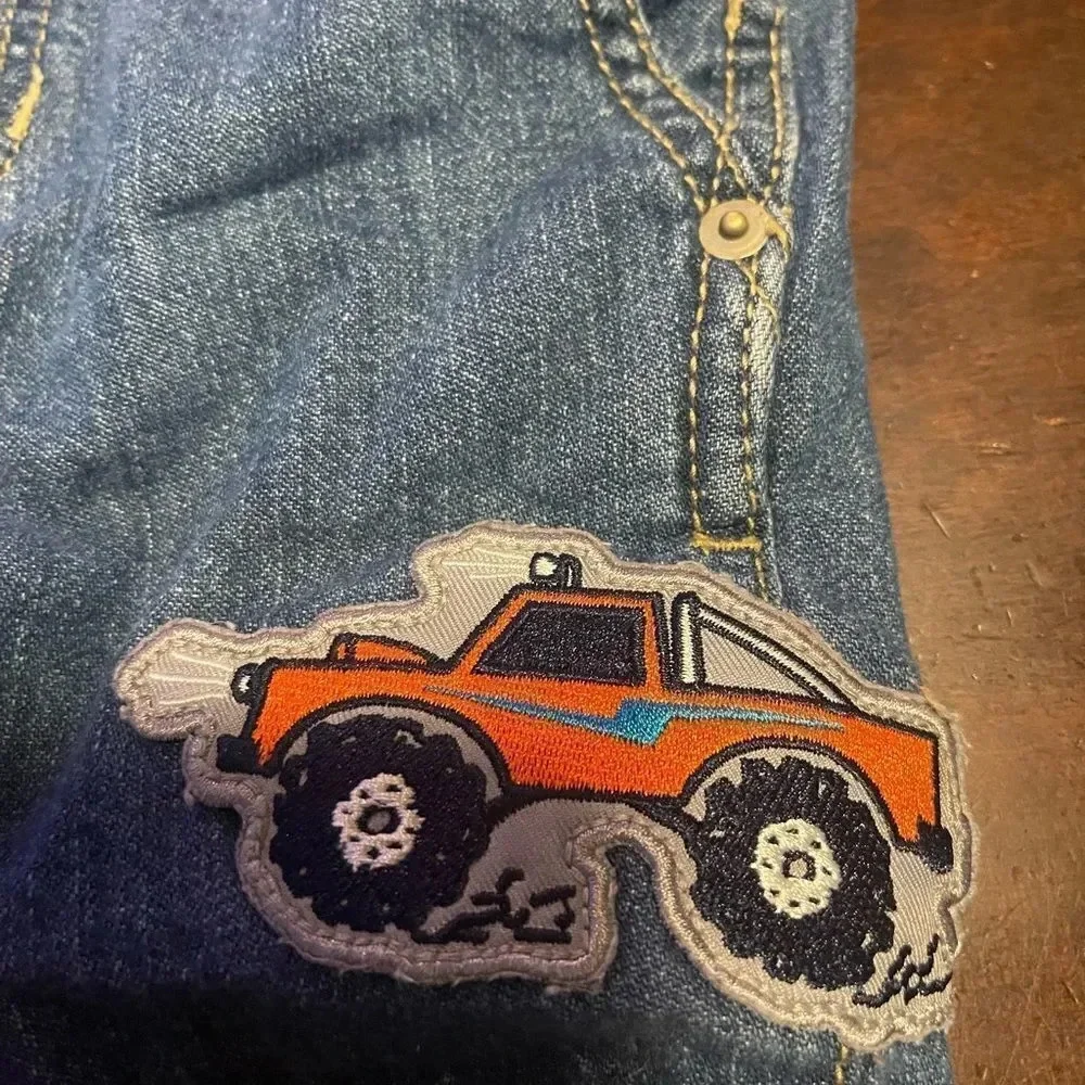 3/$12 kids jean overalls gently used in great condition. Bundle 3 or more $7🎉